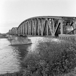 153644 Gezicht op de spoorbrug over de Waal bij Zaltbommel.